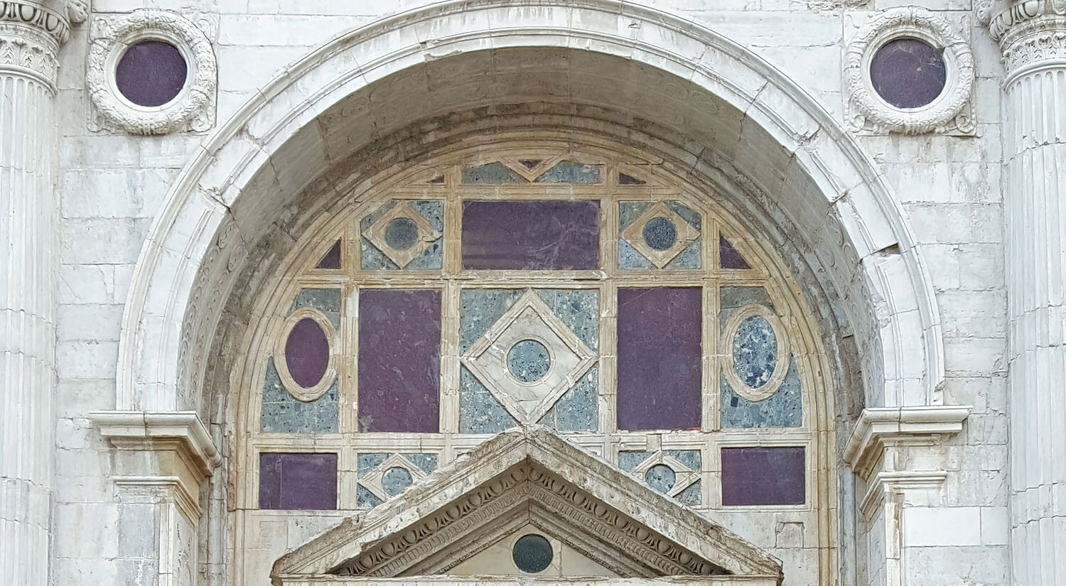 Leon Battista Alberti,
Detail of the main façade,
San Francesco (Tempio Malatestiano), Rimini,
Begun 1450/53