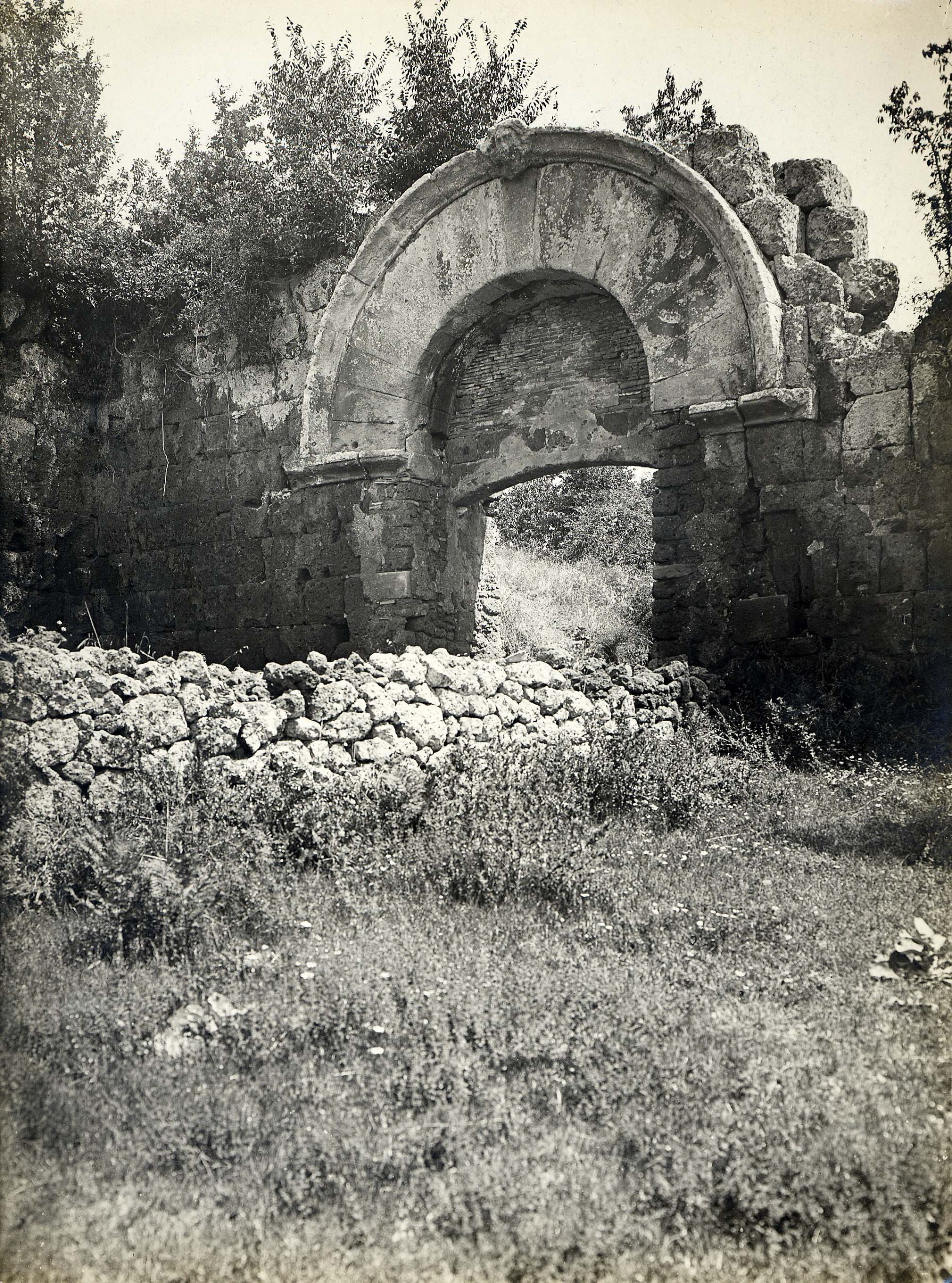 The Western Gate of Falerii Novi, known as Porta di Giove. Father Peter Paul Mackey, 1890-1905. BSR Research Collections PPM[PHP]-04-0476